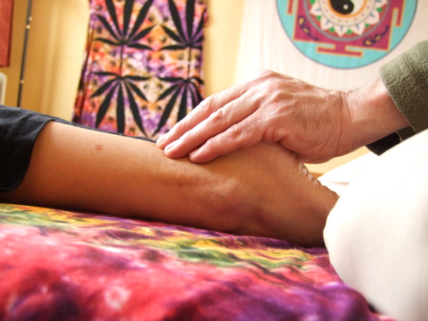 Tiende Reiki handpositie achterzijde: afronding bij de enkels. Detailbeeld.